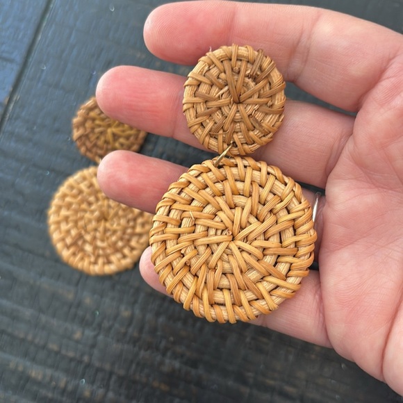 🎈4 LISTINGS FOR $20!! Woven Natural Rattan Circle Drop Tan Earrings - Picture 4 of 4